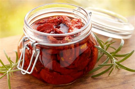 Pomodori secchi sott'olio in un barattolo