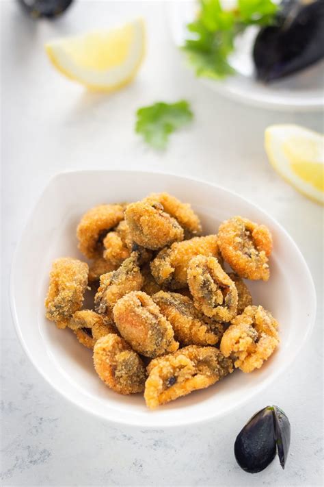 Cozze fritte dorate e croccanti su carta assorbente