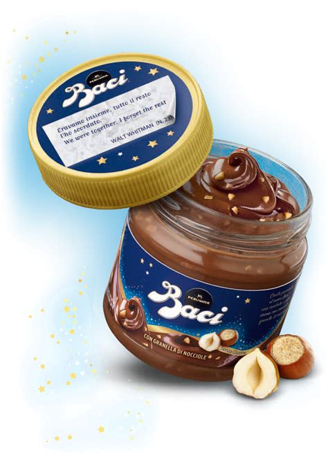 Immagine di un barattolo di crema spalmabile Baci Perugina aperta, con un cucchiaino che ne preleva una generosa quantità.
