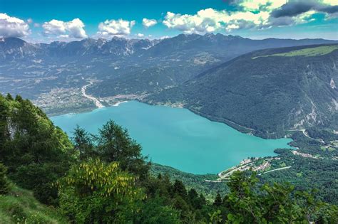 Lago di Santa Croce con barche a vela