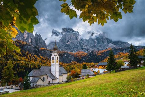 Festa tradizionale in un villaggio alpino