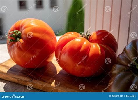 Pomodori freschi maturi