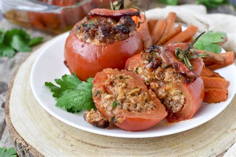 Pomodori ripieni vegani pronti per essere infornati