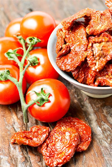 Selezione di pomodori freschi e secchi