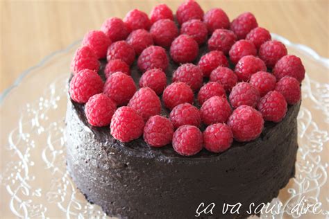 decorazione torta al cioccolato e lamponi