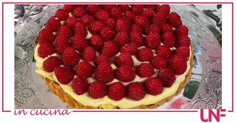 lamponi freschi su una torta