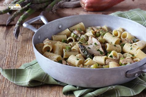 Un piatto di farfalle con asparagi e funghi porcini servito in una ciotola