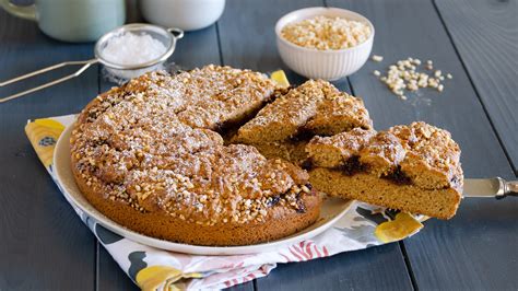 Torta ripiena di marmellata su un piatto da portata con zucchero a velo