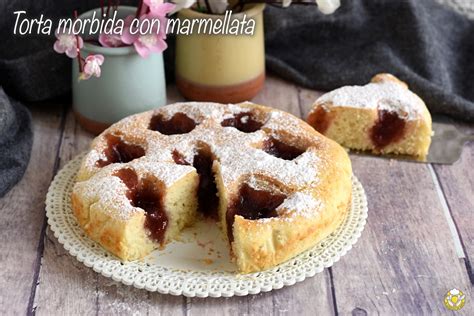 Primo piano di una fetta di torta morbida alla marmellata che mostra la consistenza soffice