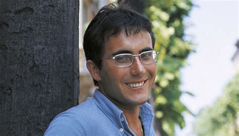 Giovane liutaia al lavoro