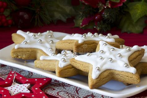 Biscotti di Natale decorati su un piatto