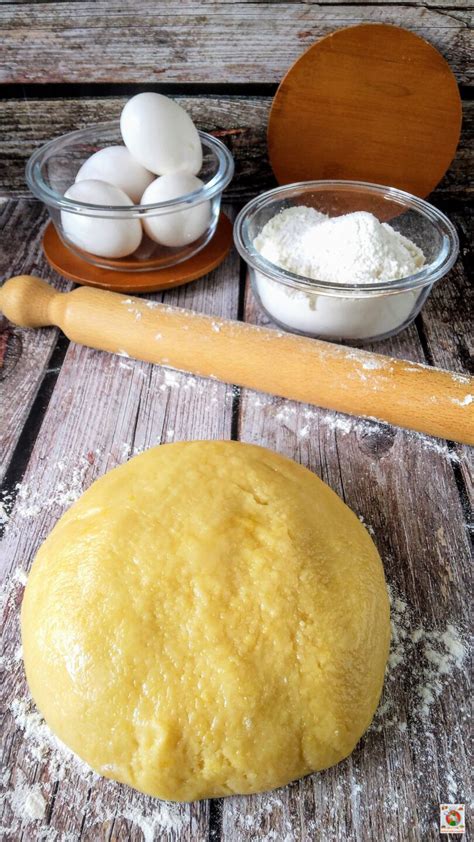 Ingredienti per pasta frolla disposti su un piano di lavoro