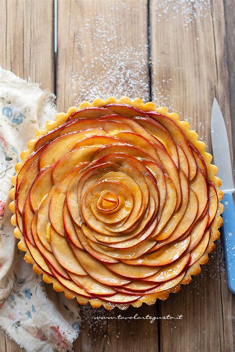 Dettaglio di una frolla di farro appena sfornata