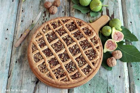Vista dall'alto di una crostata di farro e castagne decorata