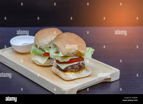 Hamburger gourmet con ingredienti freschi