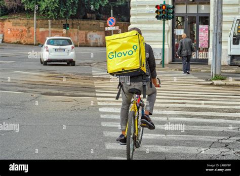 Corriere Glovo che consegna un ordine
