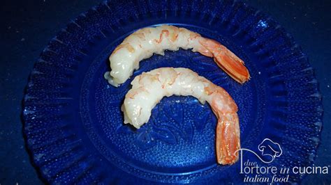 Gamberi puliti con codino intatto e filo intestinale rimosso