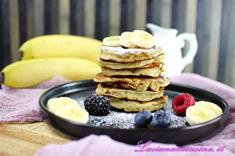 Ingredienti per pancake alla banana disposti su un piano di lavoro