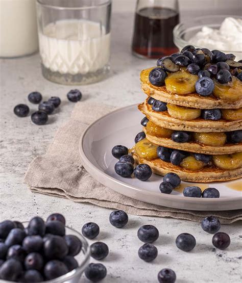 Pancake proteici alla banana guarniti con frutta fresca e sciroppo d'acero