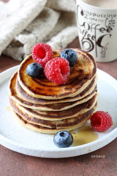 Varietà di topping per pancake: frutta, sciroppo, yogurt, noci