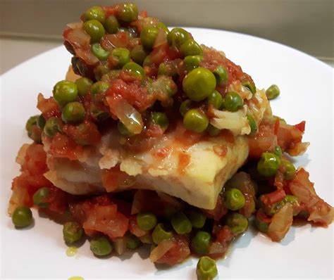 Padella con merluzzo e piselli in cottura