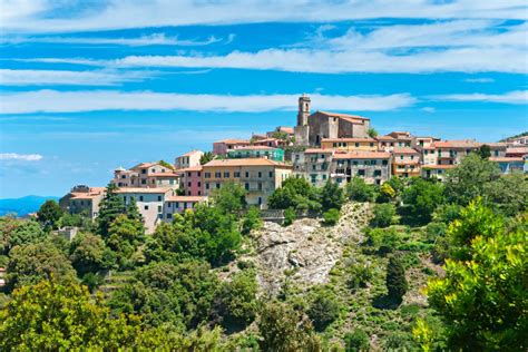 Vista panoramica del Borgo della Merluzza immerso nel verde