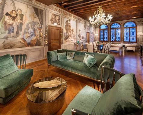 Interno di una sala della Villa con camini e arredi settecenteschi