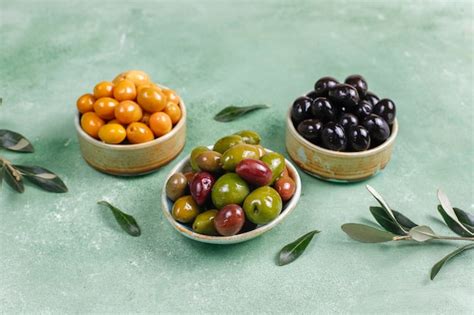 Varietà di olive nere e verdi
