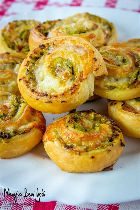 Girelle di pasta sfoglia con ripieno di olive