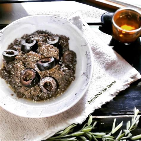Ciotola con paté di olive fatto in casa