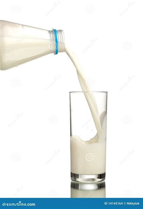 Latte fresco che scorre in una cascata