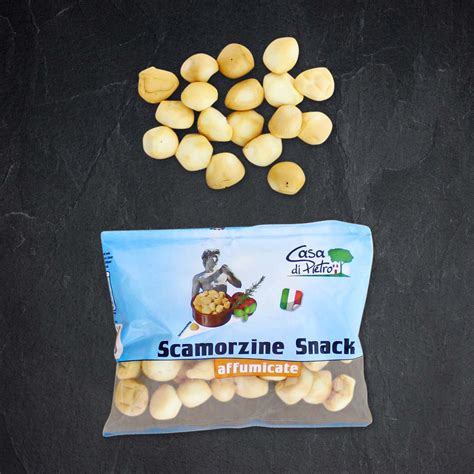 Una ciotola di scamorzine affumicate Merivio con del rosmarino