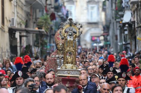 Immagine di una processione religiosa con banda musicale a Sermoneta