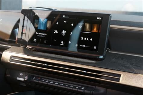Dettaglio del cruscotto Lancia Ypsilon con schermo infotainment