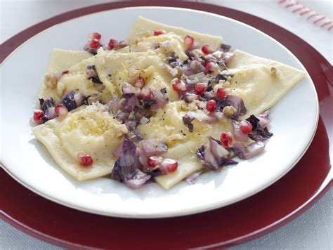 Immagine di ravioli fatti in casa con ripieno di radicchio e noci