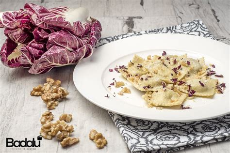 Immagine di un ripieno di ravioli a base di radicchio, ricotta e noci