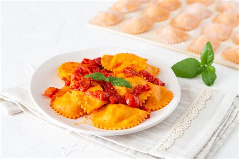 Immagine di un piatto di ravioli artisticamente impiattato con guarnizioni