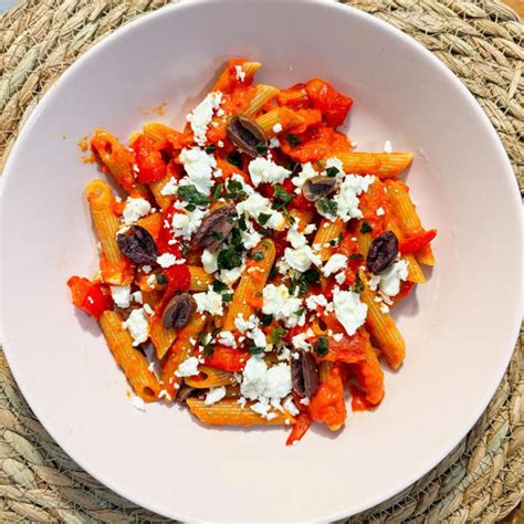 Piatto finito di pennette con crema di peperoni e scamorza