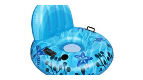 Adulto che si rilassa su una grande ciambella da piscina