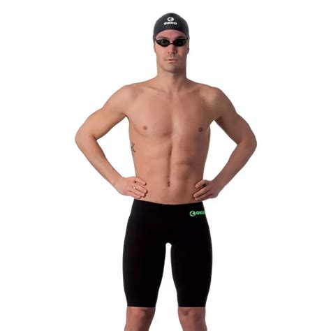 Uomo che indossa un costume da gara