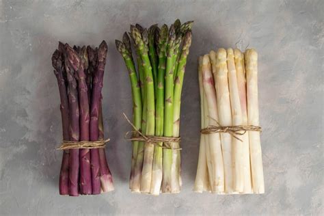 Varietà di asparagi: verde, bianco e viola