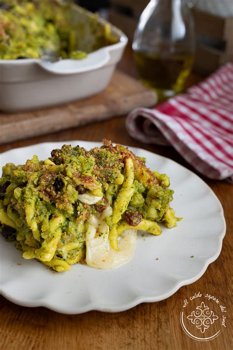 Primo piano di ricotta al forno gratinata con pangrattato