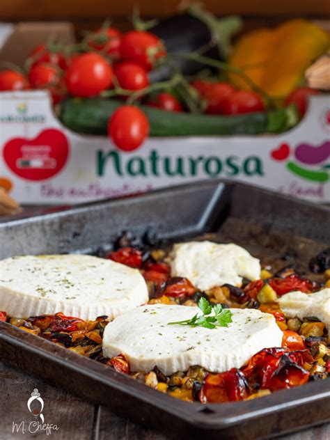 Ingredienti per la ricotta al forno su un tagliere di legno