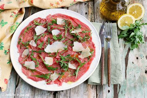 Carpaccio di manzo con rucola e scaglie di grana