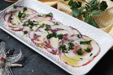 Carpaccio di polpo con limone e prezzemolo