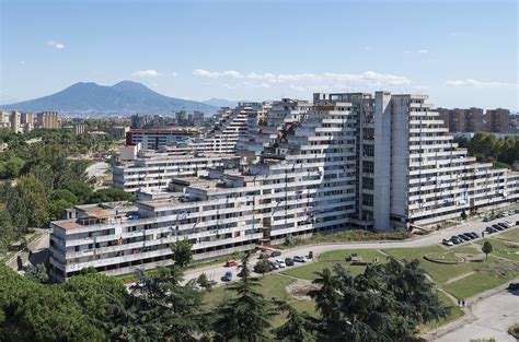 Una strada di Scampia con le Vele sullo sfondo.