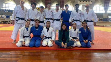 Atleti di judo che si allenano su un tatami.
