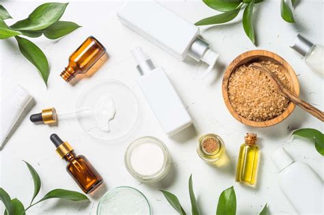 Immagine di una selezione di prodotti makeup vegani etichettati con simboli di certificazione
