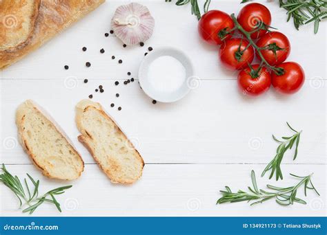 Ingredienti freschi per bruschetta