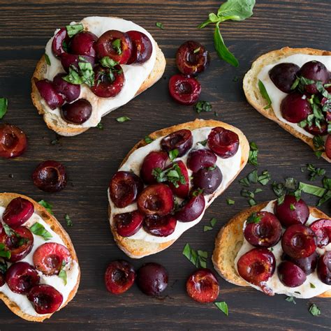 Ciliegie grigliate su bruschetta